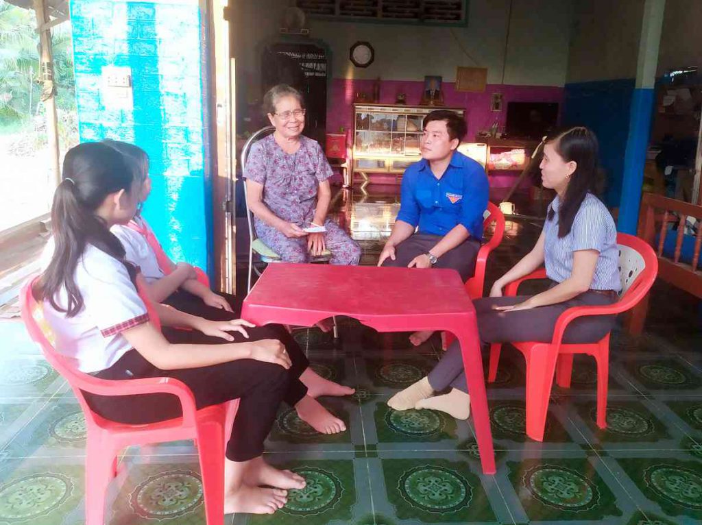 Đoàn thăm hỏi gia đình Bà Hoàng Thị Hợi - Cựu thanh niên xung phong