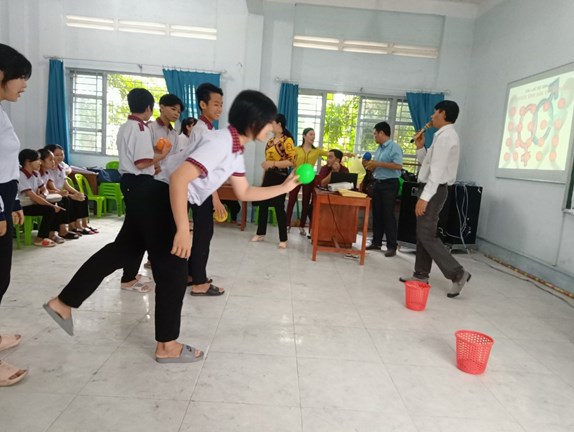 Học sinh tham gia trò chơi vận động