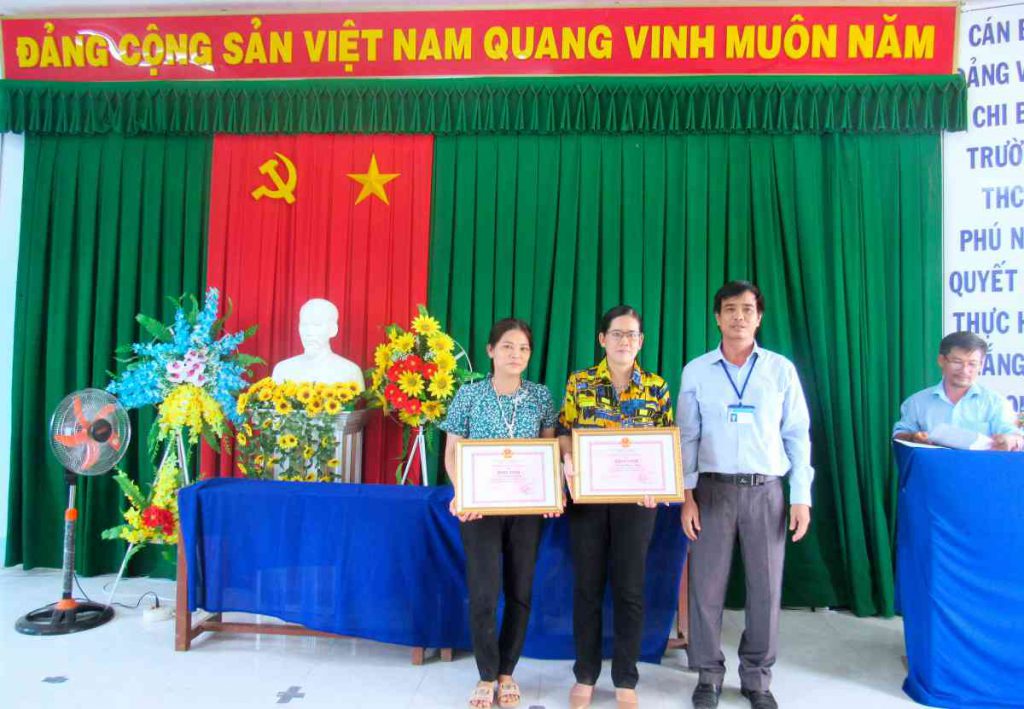 Thầy Nguyễn Minh Hải trao Bằng khen UBND Tỉnh