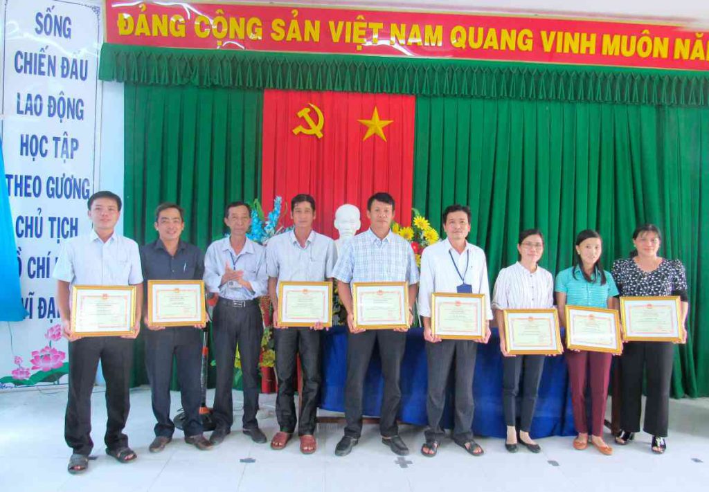 Thầy Phạm Minh Hiển trao giấy khen "Chiến sĩ thi đua cơ sở"