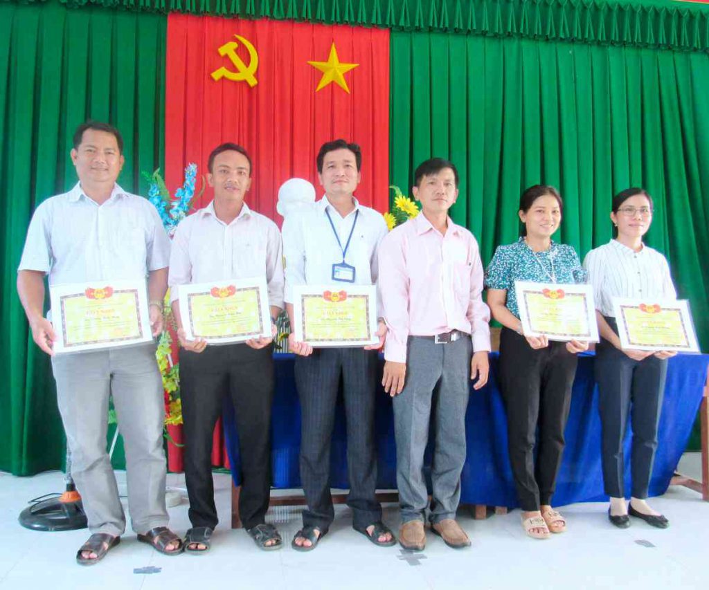 Thầy Võ Văn Sánh trao giấy khen giáo viên bồi dưỡng HSG