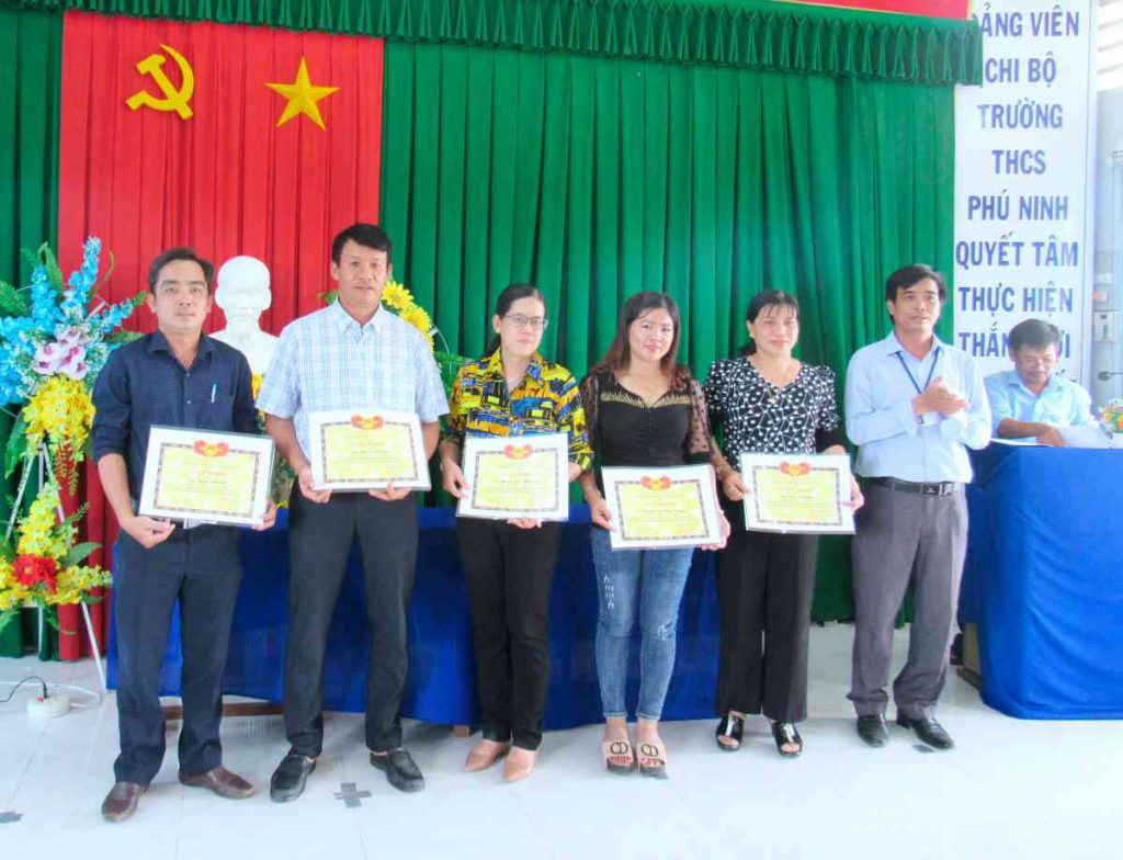 Thầy Nguyễn Minh Hải trao giấy khen cho giáo viên đạt giải các hội thi